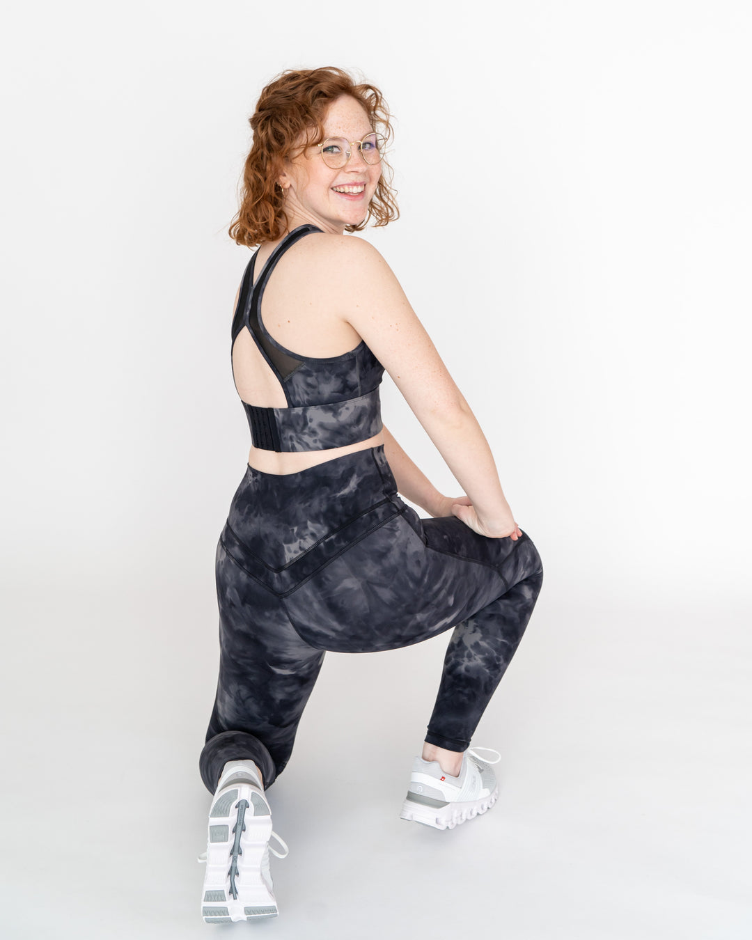 Sportleggings "Maggy" schwarz-grau Ausfallschritt hinten